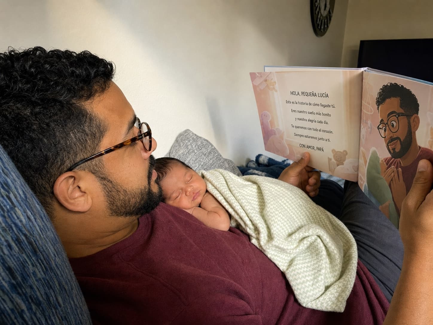 Lucía junto al libro creado especialmente para ella