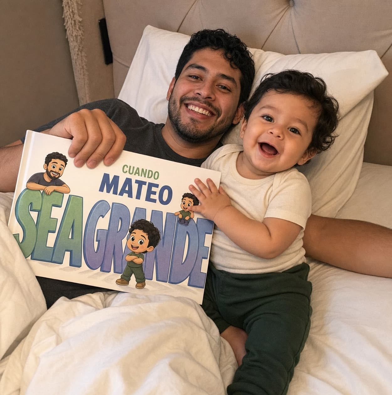 Mateo sonríe junto a su papá y su libro creado especialmente para él