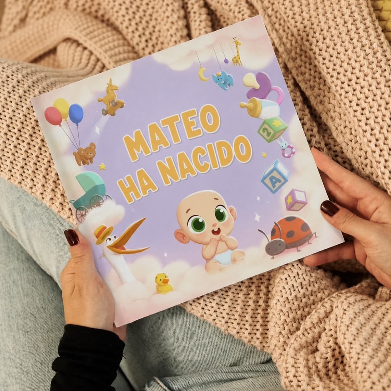 Libro ilustrado que conserva el recuerdo del nacimiento de Mateo